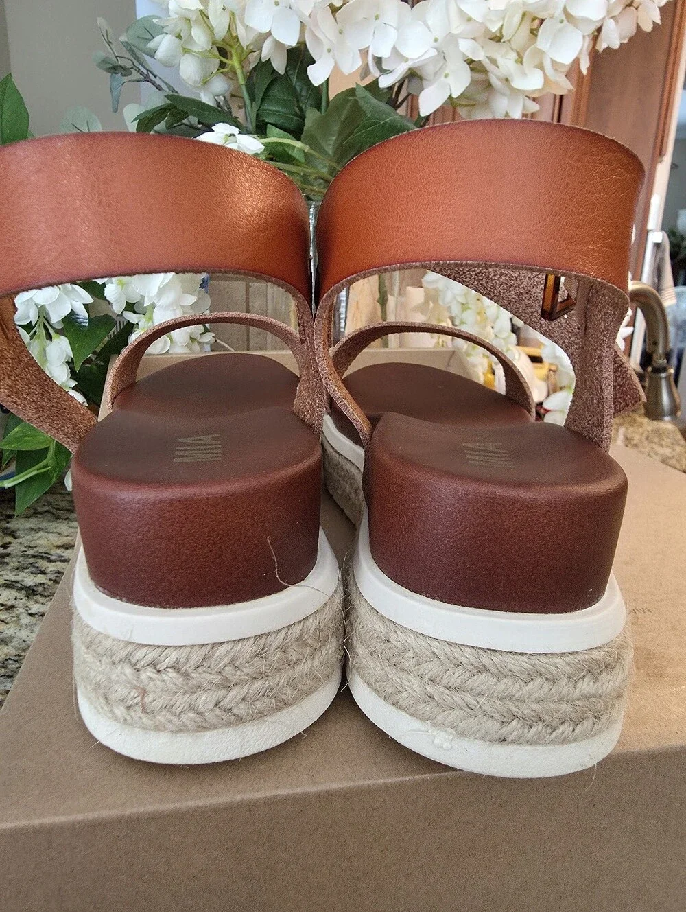 New In Box MIA Women's Cognac Leather Platform Sandals Sz 8.5